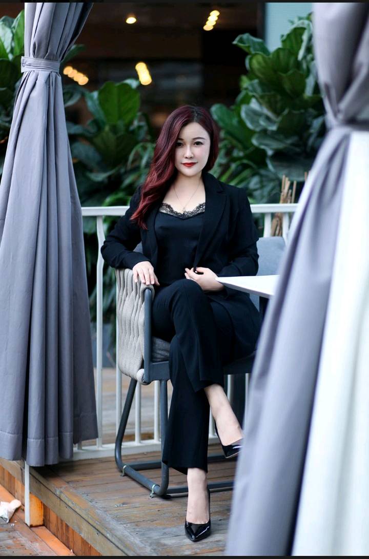 我跪着妹子海底捞月，舔熊，舌头听灵活的。乱冻着，背面一顿推